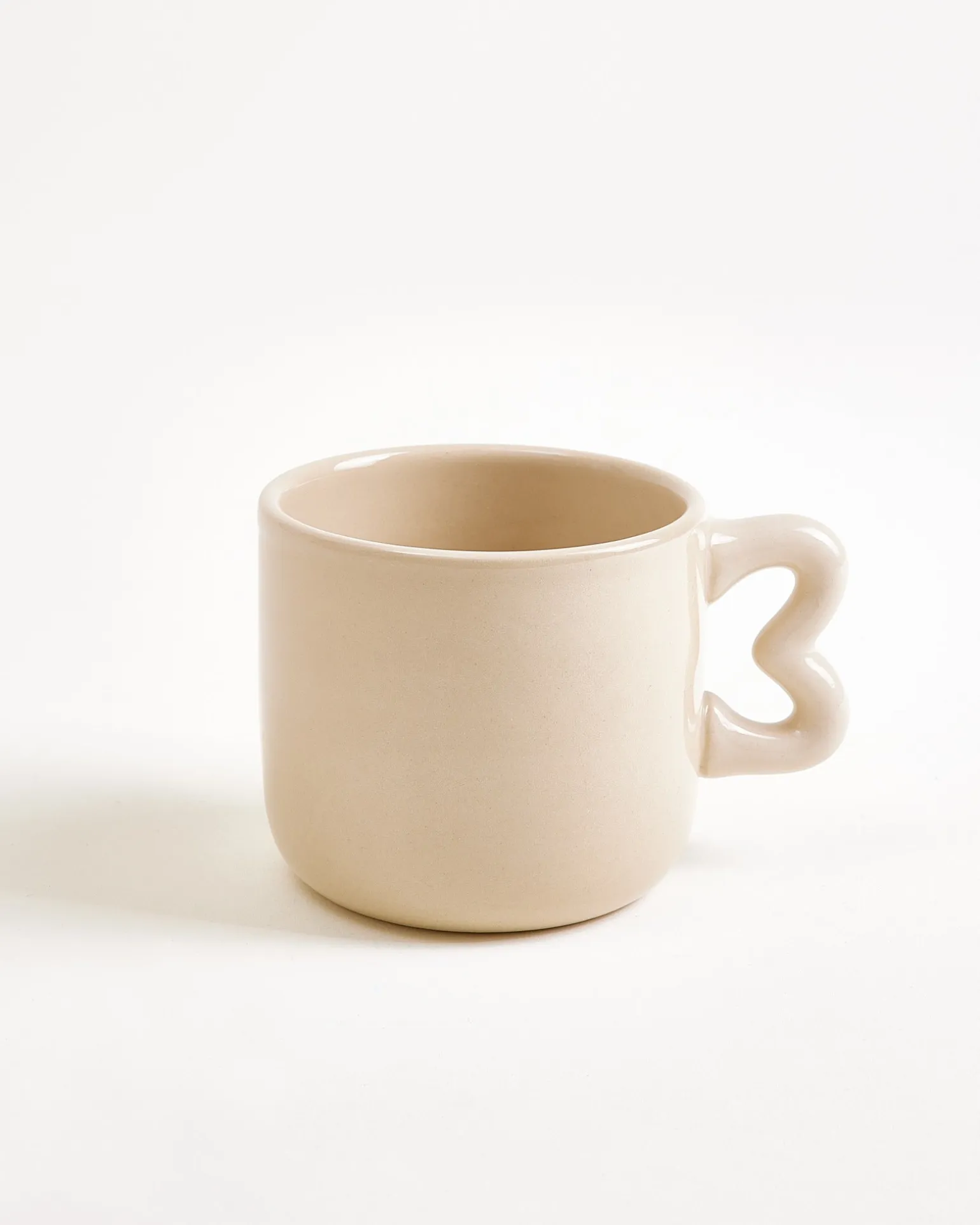 Seia mug with heart & saucer sand
